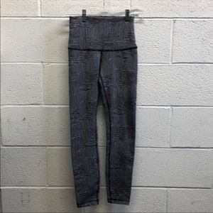 Like new Hi-rise Black and white geo pattern